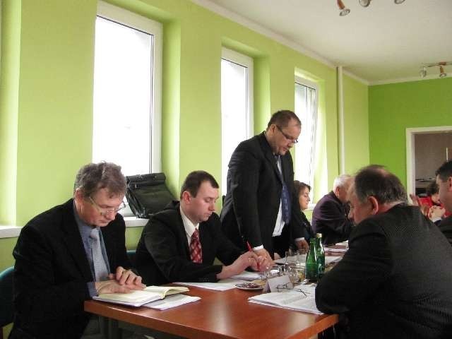 Wilhelm Patoń (z lewej) wstrzymał się od głosu. Andrzej Jakóbczak i Janusz Garncarz głosowali w piątek przeciwko podpisaniu umowy ze starostwem.