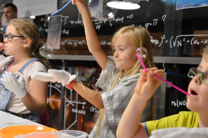 Warsztaty w Energetycznym Centrum Nauki w Kielcach. Dzieci odkrywały sekret baniek mydlanych 
