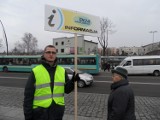 KRÓTKO: Objazdy w centrum Jaworzna. Pracownicy PKM Jaworzno udzielają informacji na przystanku