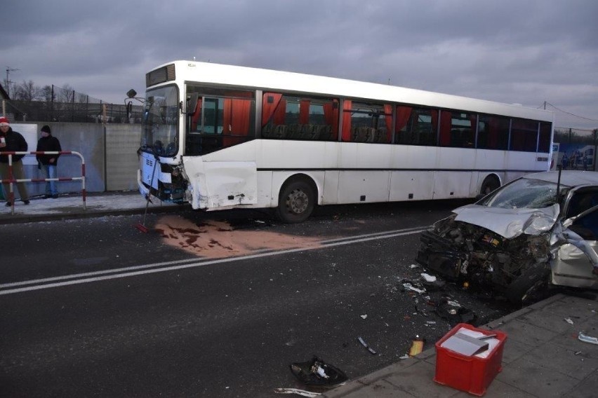 Wola Rzędzińska. Zderzenie osobówki z autobusem wiozącym ludzi do pracy ZDJĘCIA