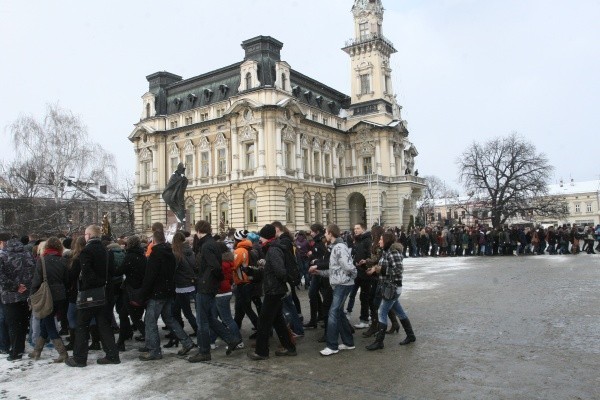 Nowy Sącz: zatańczyli poloneza przed ratuszem (ZDJĘCIA)