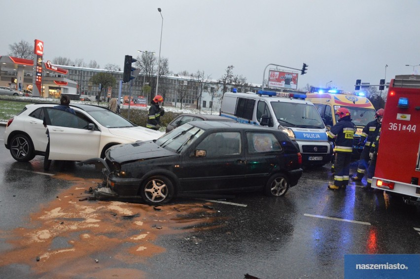 Wypadek na skrzyżowaniu ul. Toruńska - Wieniecka we Włocławku [zdjęcia]