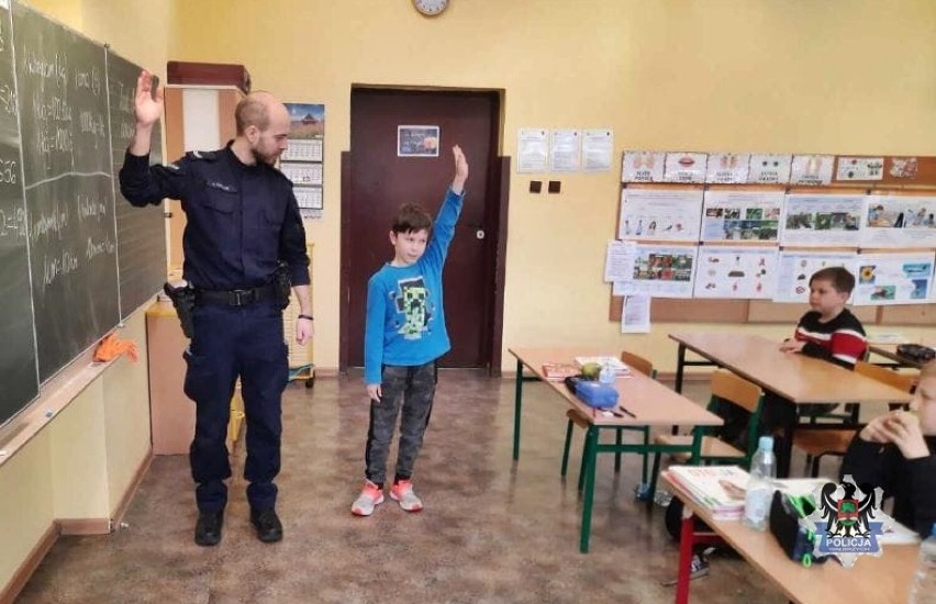 W szkole w Starych Bogaczowicach dzieci miały pogadanki z policjantem o bezpieczeństwie