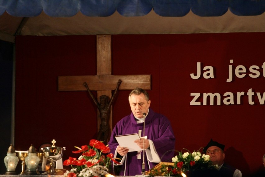 Msza Św odprawiona za zmarłych w katastrofie smoleńskiej na wolsztyńskim Rynku 12.04.2010