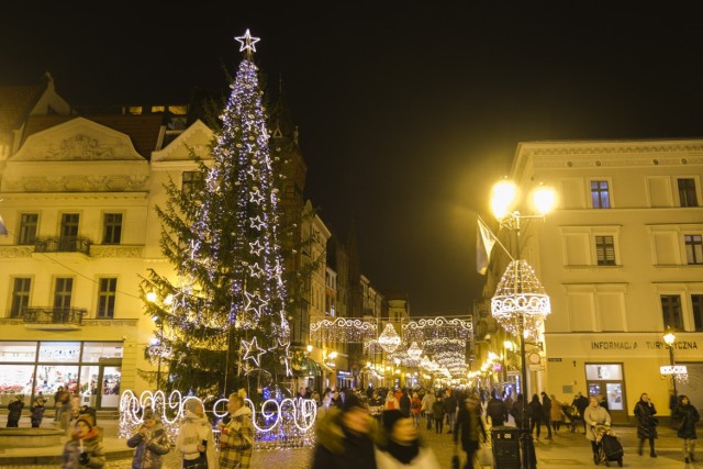 Rozświetlony Rynek Staromiejski oraz ulica szeroka to stały element przedświątecznego Torunia! W galerii przedstawiamy, jak wyszło w tym roku. Zobaczcie sami!