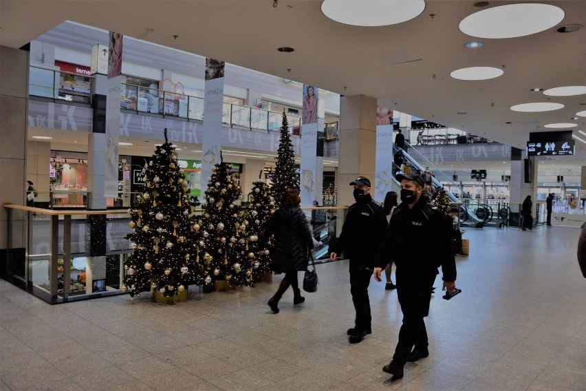 Przedświąteczny szał zakupowy w galeriach handlowych. Policja prowadzi kontrole, były mandaty