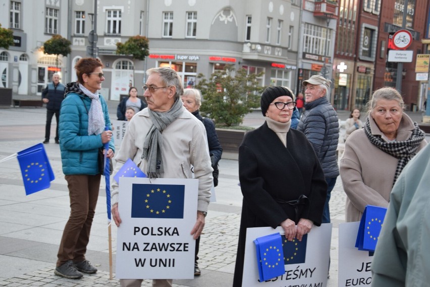 Prounijna manifestacja przed szczecineckim ratuszem [zdjęcia]