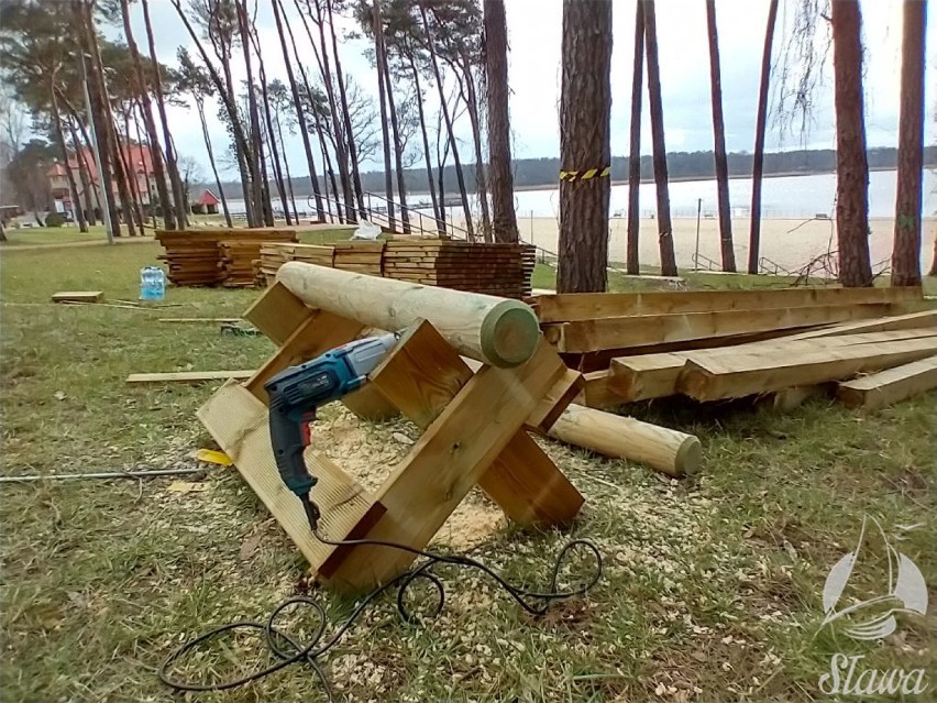 W Sławie, tuż przy nowej plaży powstaje park linowy. Atrakcja wśród drzew będzie otwarta na majówkę