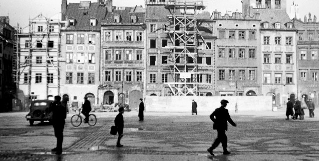 Zniszczony Rynek Starego Miasta tuż po podpisaniu kapitulacji stolicy w 1939 r.