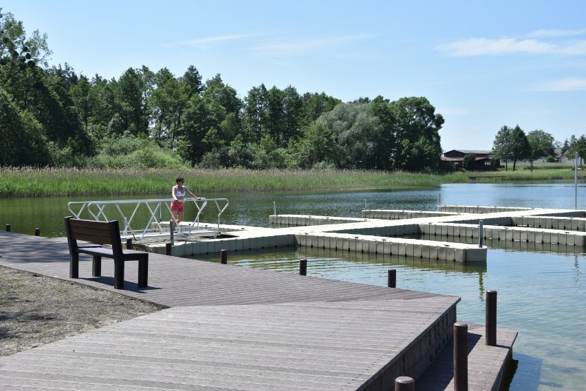 Przy plaży powstała m.in. promenada z desek syntetycznych i...