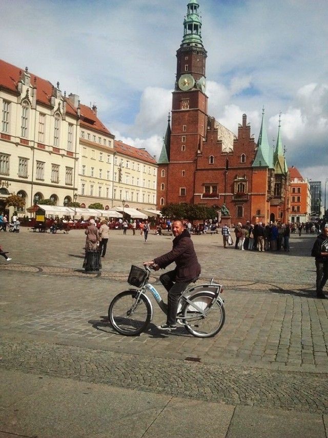 Jeśli chodzi o liczbę ścieżek rowerowych, to Wrocław bije Bielsko-Białą na głowę. Są w centrum i na obrzeżach. Rowerzyści mogą wjechać praktycznie wszędzie. U nas jest jeszcze sporo do zrobienia. Na zdjęciu autor tekstu