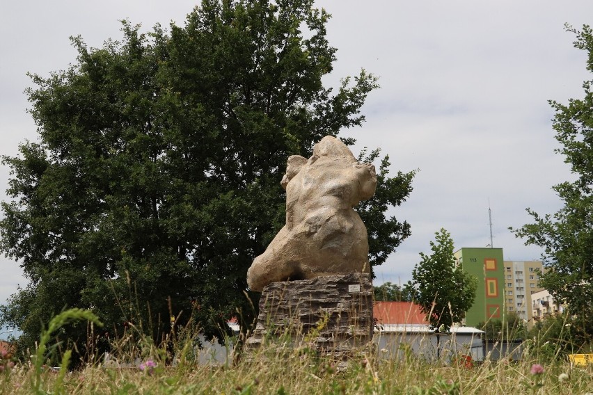 Rzeźba "Tors" Józefa Opali wróciła do przestrzeni Kielc. Stała w centrum, teraz jest w osiedlu. Zobacz zdjęcia
