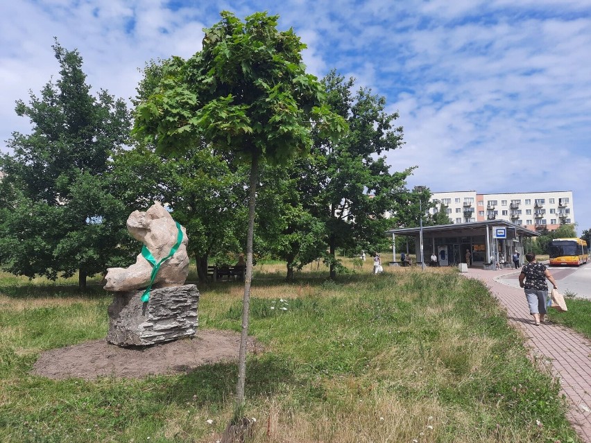 Rzeźba "Tors" Józefa Opali wróciła do przestrzeni Kielc. Stała w centrum, teraz jest w osiedlu. Zobacz zdjęcia