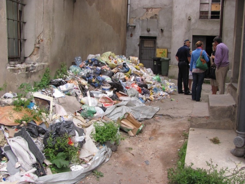 Po interwencji Straży Miejskiej uprzątnięto hałdę śmieci