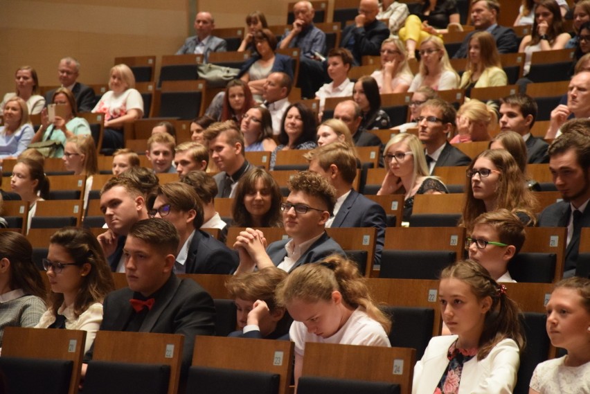 Uroczystość wręczenia stypendiów odbyła się w filharmonii.