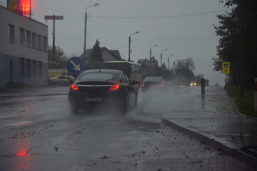 Jesienna burza w rejonie Wielunia. Podtopione ulice w mieście, w Dębinie konar runął na auto ZDJĘCIA