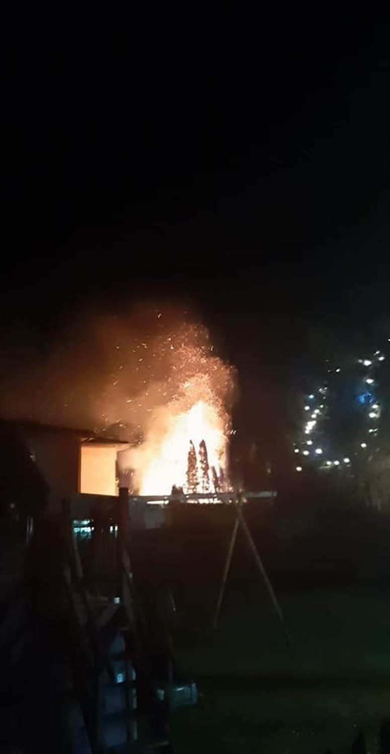 Nowy Rok 2020 w Mrzezinie na ul. Rajskiej. To był ognisty 1 stycznia 2020: od petardy zaczęły palić się krzaki i drewniany domek