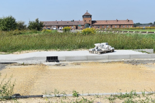 Nowa droga odsunie ruch samochodowy od Bramy Śmierci. Na razie jednak prace stanęły