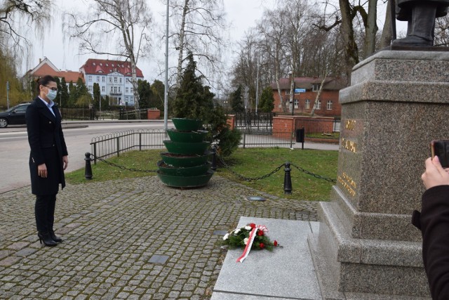 Poseł Małgorzata Golińska upamiętnia ofiary katastrofy smoleńskiej pod pomnikiem Józefa Piłsudskiego