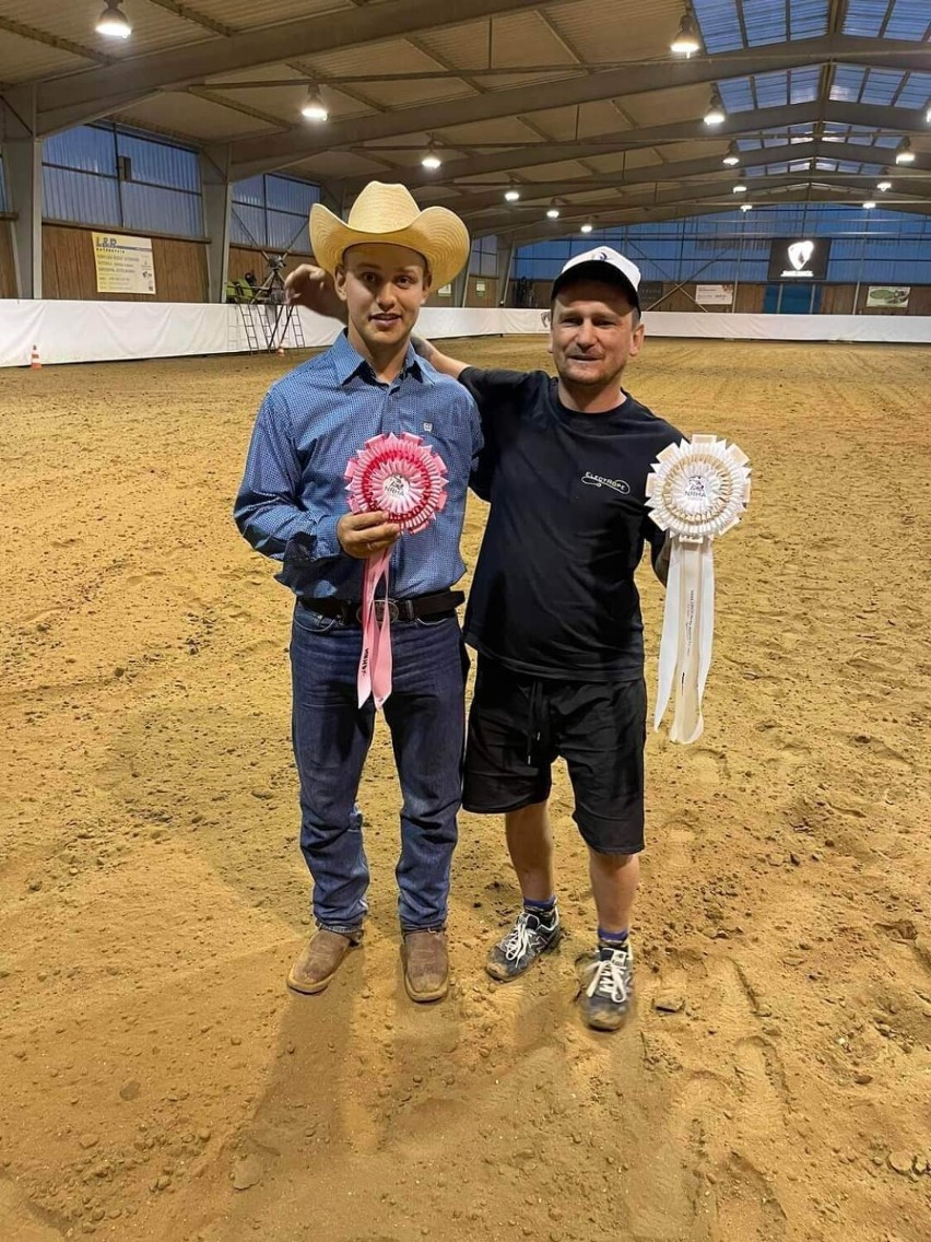 Piwniczna-Zdrój. Dominik Kędzierski rodem z westernu. Został podwójnym Championem Roku 2022 w dyscyplinie jeździeckiej reining 