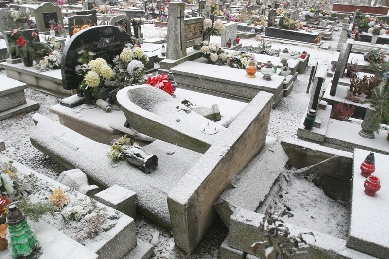 Kilkadziesiąt nagrobków zostało zniszczonych na cmentarzu w...