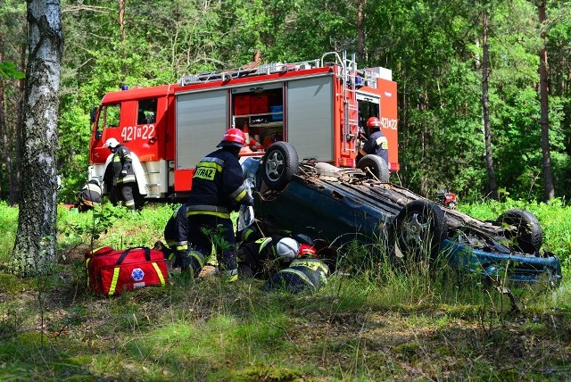 Na drodze powiatowej w okolicach miejscowości Gralewo doszło do wypadku drogowego, w wyniku którego ranni zostali kierowca i pasażer samochodu osobowego. To nie jedyna zła wiadomość. W wyniku wypadku doszło również do pożaru pobliskiego lasu. Pożar był na tyle poważny, że do jego gaszenia trzeba było użyć specjalistycznego samolotu. Tak w skrócie wyglądał scenariusz wczorajszych ćwiczeń służb ratowniczych.

Zobacz też: Wybory w Elblągu 2013 [Głosowanie]