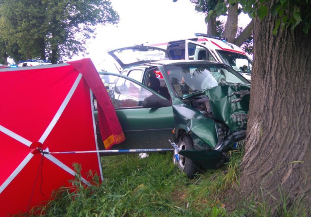 Policja pod nadzorem prokuratora wyjaśnia dokładne okoliczności tragedii, do jakiej doszło w poniedziałek przed południem w Jabłonowie Pomorskim. W wypadku zginęła jedna osoba, a trzy zostały ranne.