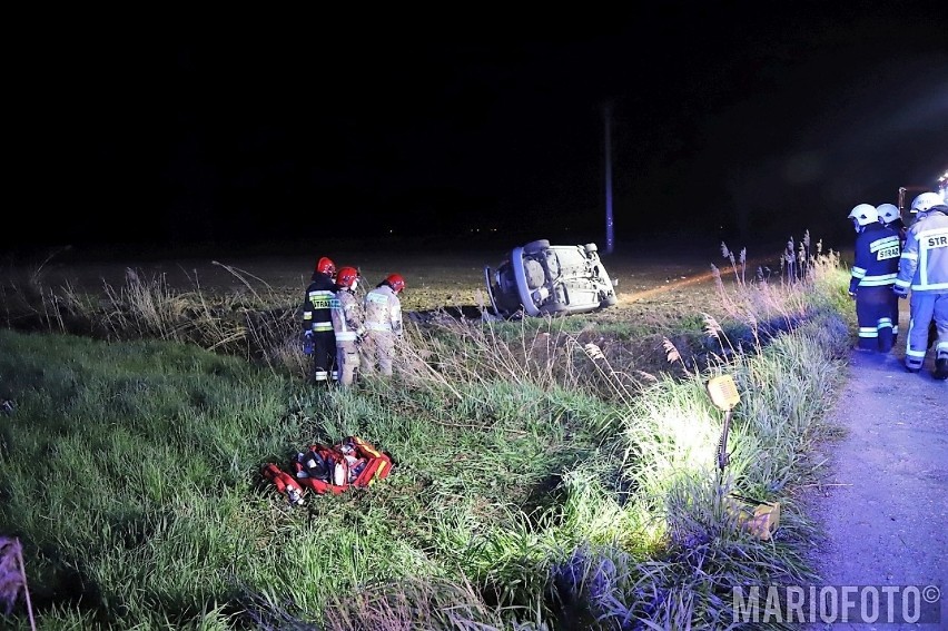 Wypadek w Chróścinie Opolskiej. Samochód osobowy dachował, jedna osoba poszkodowana