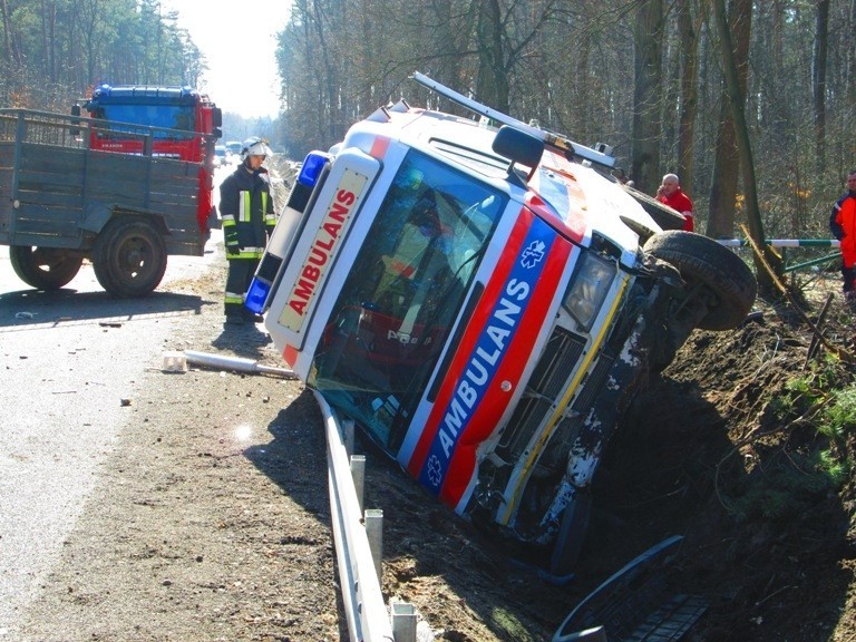 Wypadek Brzesko: pijany traktorzysta staranował karetkę