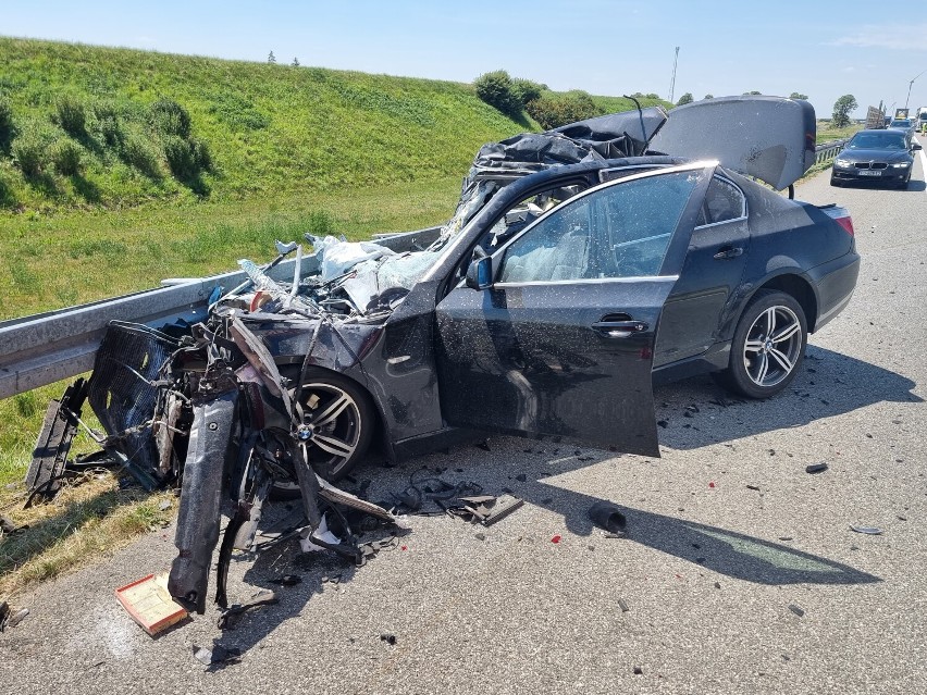 Tragiczny wypadek na szamotulskim odcinku A2. BMW uderzyło w naczepę [FOTO]