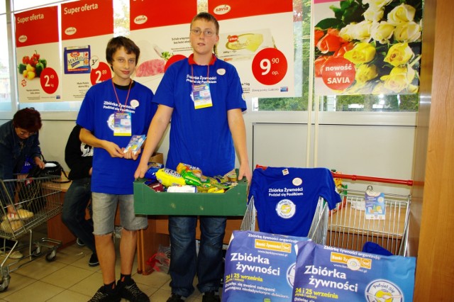 Żywność w sklepie Savia przy ul. Budowlanych zbierał Sebastian Rajczak ( lewej) i Bartosz Niedbalec z Gimnazjum nr 3 w Głogowie