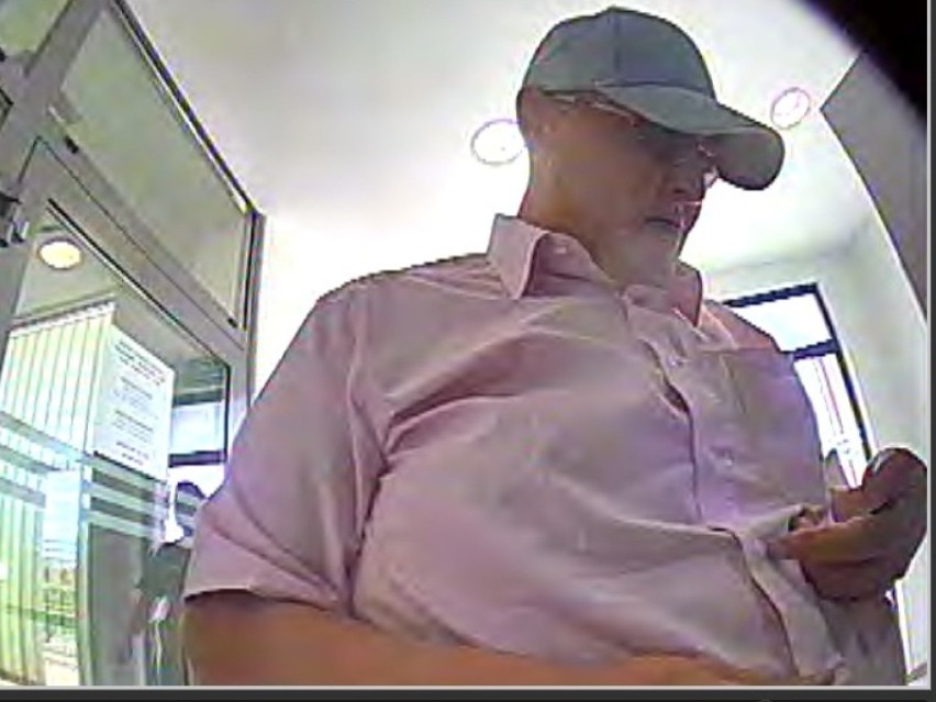 Mężczyznę nagrała kamera zainstalowana w bankomacie.