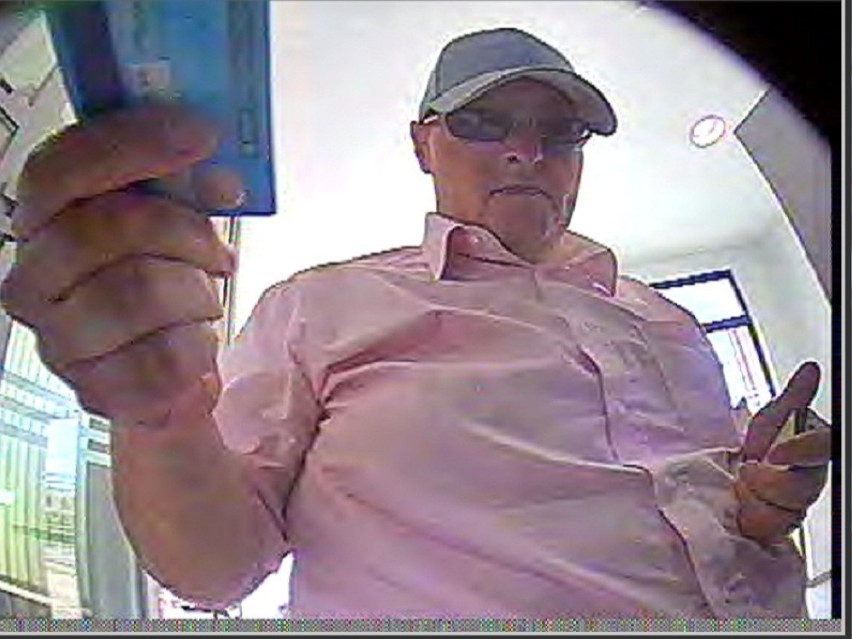 Mężczyznę nagrała kamera zainstalowana w bankomacie.