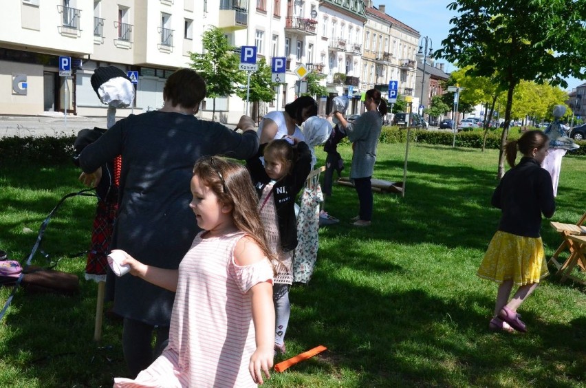 Przed Galerią Sztuki Współczesnej we Włocławku zorganizowane zostały rodzinne warsztaty twórcze Strachy na lachy 