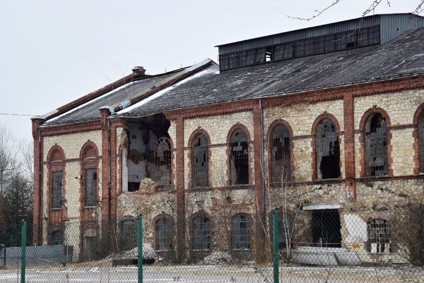 Dawna cukrownia w Wieluniu. Biurowiec zmieni się w hostel, gmina zbuduje drogę. Zrujnowana hala ma już nowego właściciela ZDJĘCIA