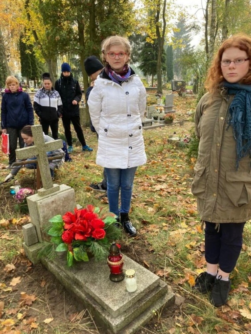 Powiat malborski. Uczniowie odwiedzali cmentarze, by zrobić porządki i zapalić znicze