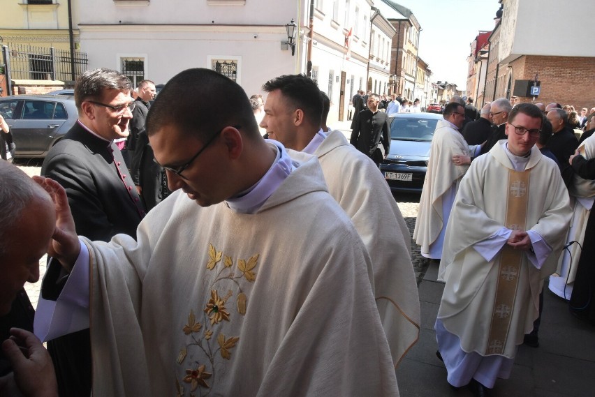 W Tarnowie święcenia kapłańskie przyjęło 14 diakonów. Po...