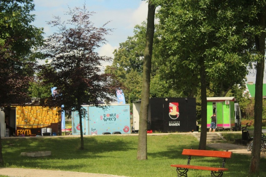 Burgery, frytki i inne pyszności. Zlot Food Trucków w łukowskim Parku Miejskim. Zobacz zdjęcia