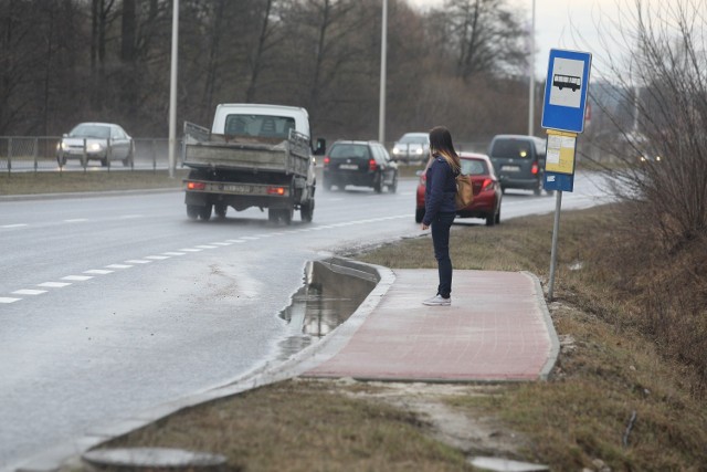 Do przystanku autobusowego przy ulicy Krakowskiej nie prowadzi żaden chodnik. Jak więc można do niego dotrzeć? Najlepiej... autem.