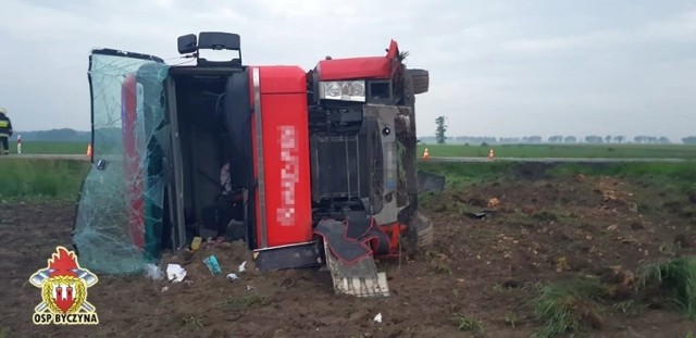 Wypadek tira na drodze krajowej nr 11. W akcji ratowniczej brali udział m.in. strażacy z OSP Byczyna.