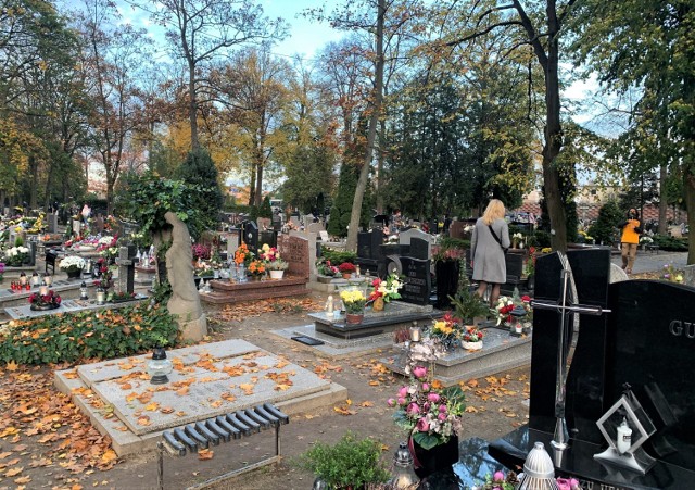 3 listopada: Cmentarze otwarte. Mieszkańcy Wolsztyna i okolic odwiedzają nagrobki swoich bliskich.