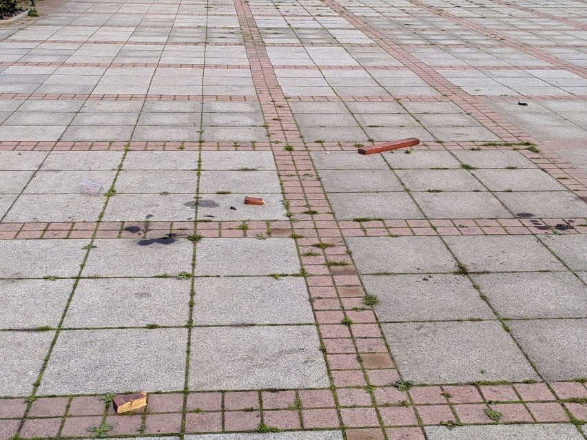 O włos od tragedii w Częstochowie! Pirat drogowy wjechał w ławki na placu Orląt Lwowskich