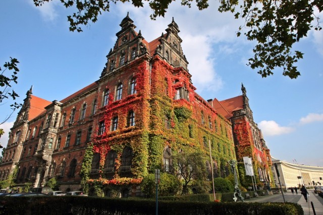 Na zdjęciu powyżej widać Muzeum Narodowe we Wrocławiu porośnięte bluszczem, mieniące się jesiennymi barwami. W Sępólnie Krajeńskim wspólnoty mieszkaniowe nie zgadzają się na takie rozwiązanie upiększenia centrum miasta.