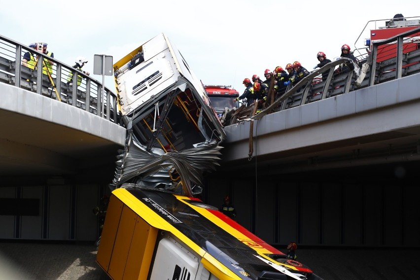 Wypadek autobusu na trasie S8. Kierowca z zarzutem spowodowania katastrofy w ruchu lądowym. Straty oceniono na 1,3 mln zł