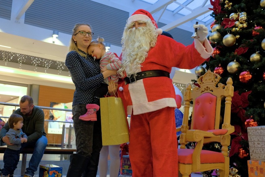 Galerię Sanowa w Przemyślu odwiedził w środę Święty Mikołaj....