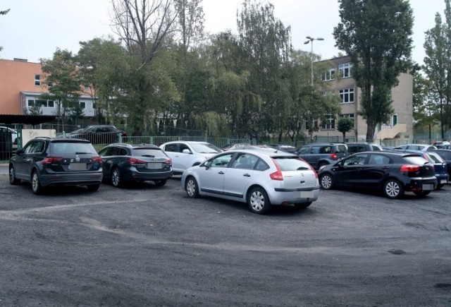 W tej chwili mieszkańcy bloku przy ulicy Hożej w Szczecinie parkują swoje samochody na działce znajdującej się pod blokiem, tak jak robili to od lat. Nie są jednak do końca przekonani, czy mogą to robić.