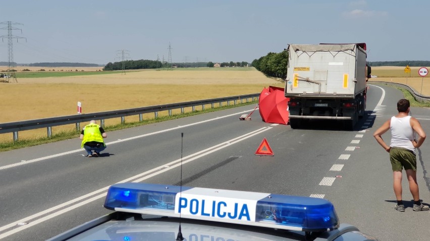 Tragedia na DK 94. W Strzelcach Opolskich ciężarówka śmiertelnie potrąciła pieszego