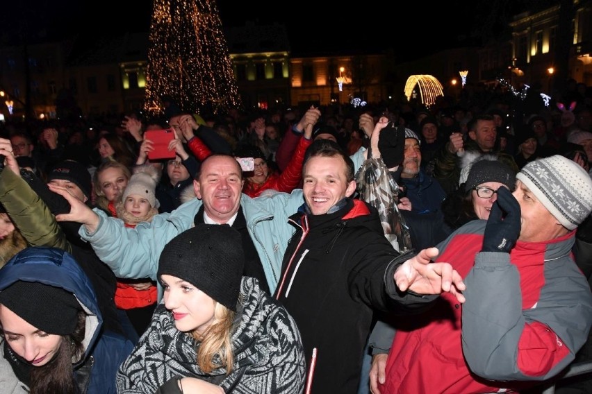 Sylwester pod gwiazdami 2019 w Kielcach. Zobacz niesamowitą zabawę i pokaz laserów (WIDEO, NOWE ZDJĘCIA)