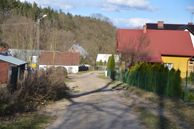 Jak mówią mieszkańcy Byliny, kiedy jest sucho, nad drogą unoszą się tumany piachu. Kiedy z kolei pada deszcz, droga zamienia się w błotnistą rzekę i trzeba ratować dobytek