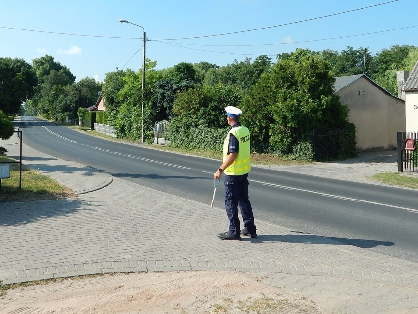 Wspólne kontrole policjantów z Radziejowa i Aleksandrowa Kujawskiego na drodze wojewódzkiej nr 266 [zdjęcia]